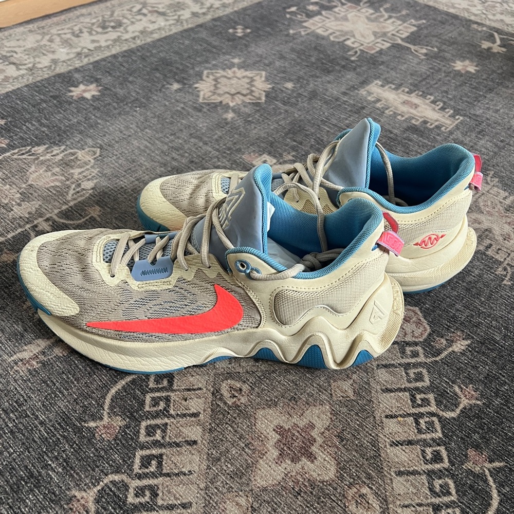 Nike Giannis Immortality 2 Men’s Sneaker size 9.5